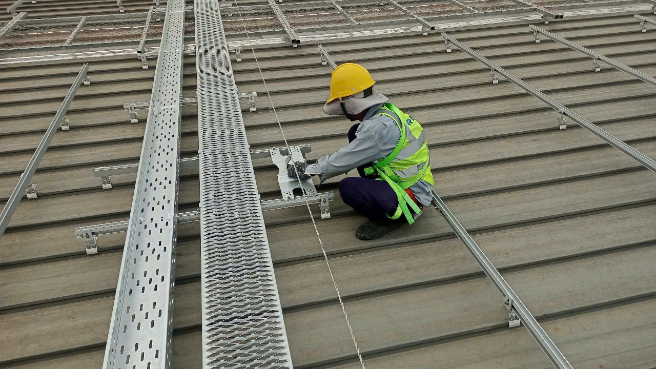 Hệ thống dây cứu sinh trên mái (lifeline)